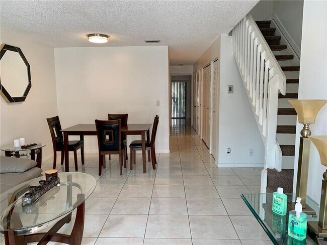 Foto del edificio - 9845 Riverside Dr