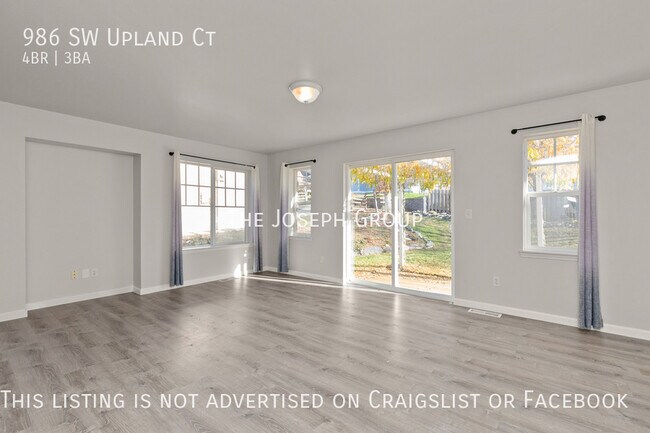 Building Photo - Roomy 4 bed/2.5 bath in Oak Harbor!