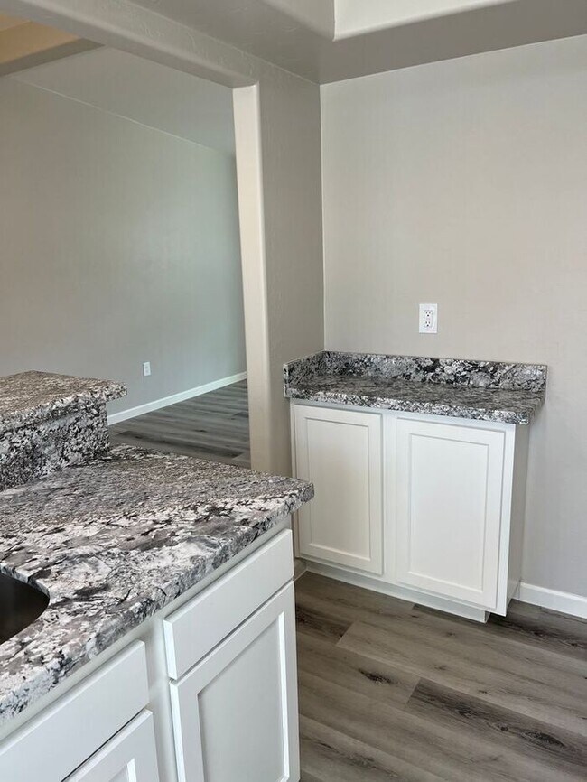 Building Photo - BRAND NEW INSIDE!!! 2 bedroom across from ...