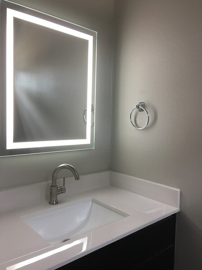 Medio baño en la planta baja - 10613 Brothers Ln