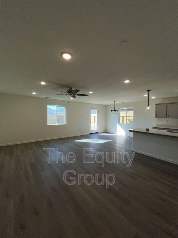 Foto del edificio - 7039 W Wren Ave