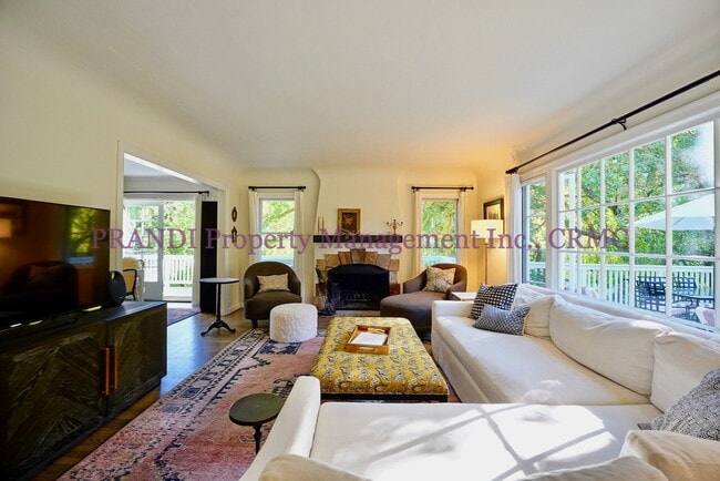 Building Photo - 3-Bedroom, 3-Bath Home with Expansive View...