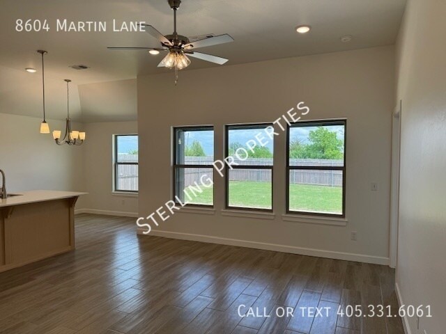 Foto del edificio - 8604 Martin Ln