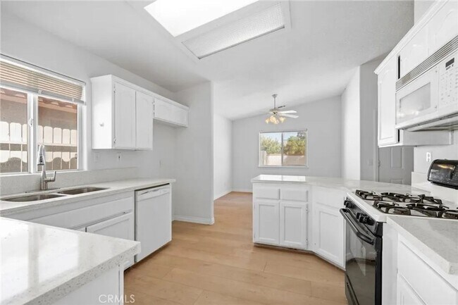 Foto del edificio - NEWER CONTRUCTION HOME FOR RENT | VICTORVILLE