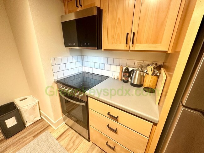 Building Photo - Cute Fully Furnished 1-Bedroom Unit in a T...