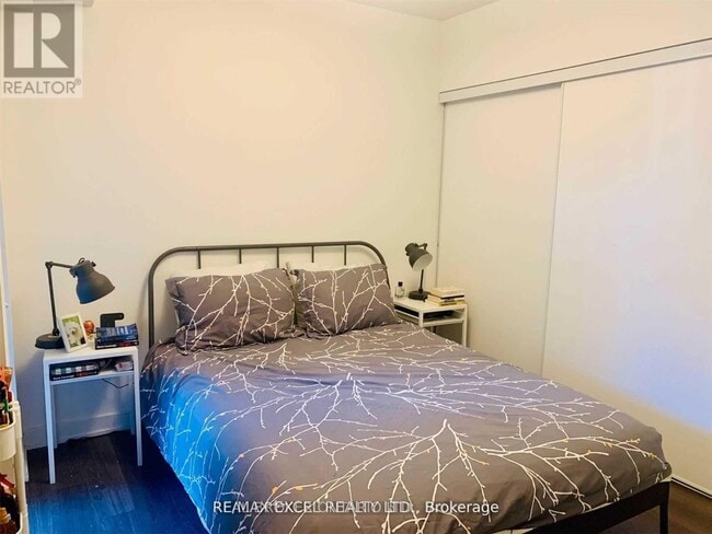 Building Photo - 576 Front St W