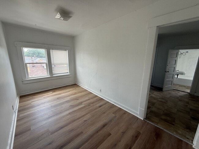 Building Photo - 2 bedroom, 1 bathroom Apartment! JULY 2026!