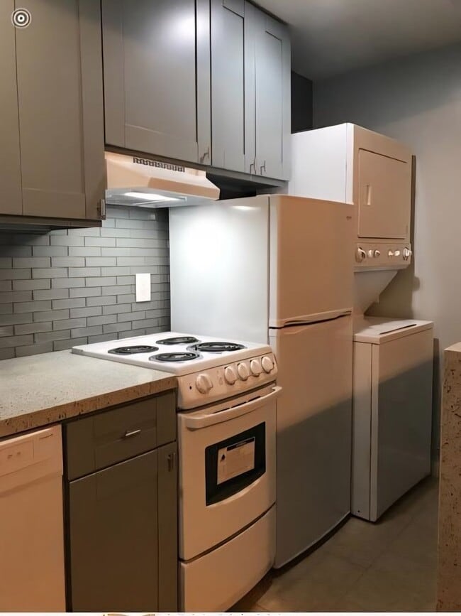 Building Photo - 723