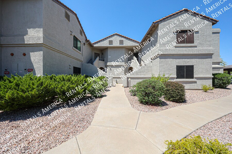 Foto principal - 9555 E Raintree Dr
