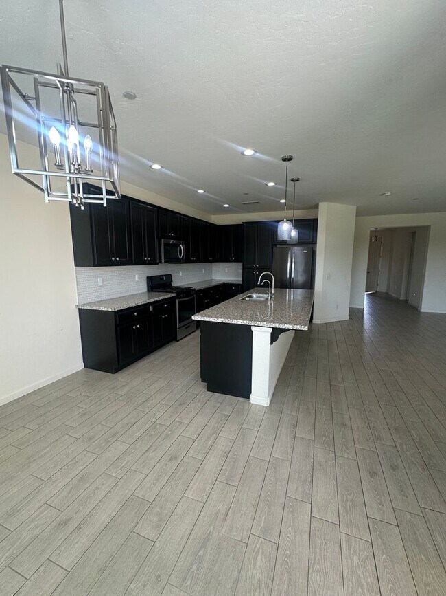 Foto del edificio - Nearly New 4 bedroom 2.5 bathroom
