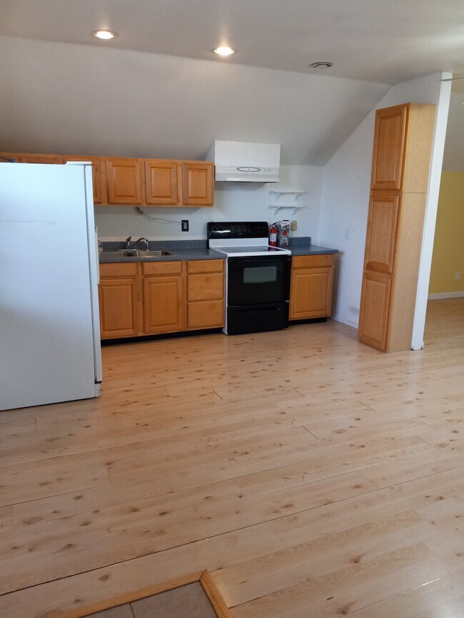 Building Photo - 400 Manzanita Way