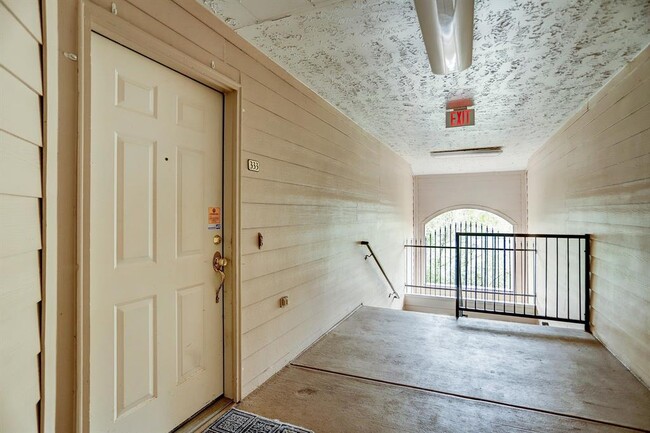 Building Photo - 8051 Bay Branch Dr