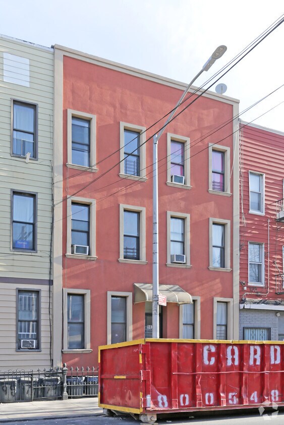 Building Photo - 983 Metropolitan Ave