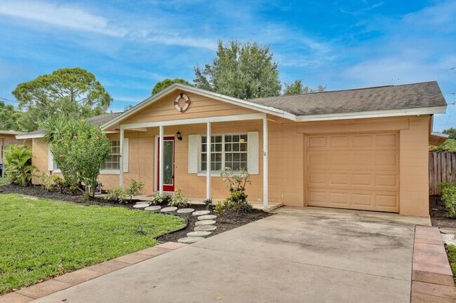 Photo - Beautiful 3/2 Spacious Pool Home with a Fe...