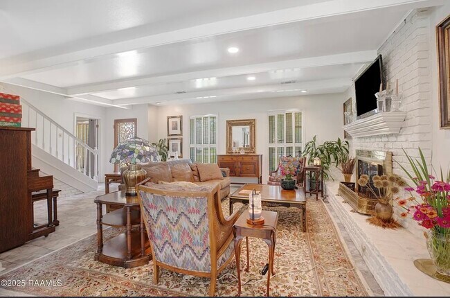 Living room - 113 Templeton Dr