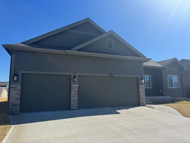 Foto del edificio - Spacious 4-Bedroom Ranch with Finished Basement & 3-Car Garage