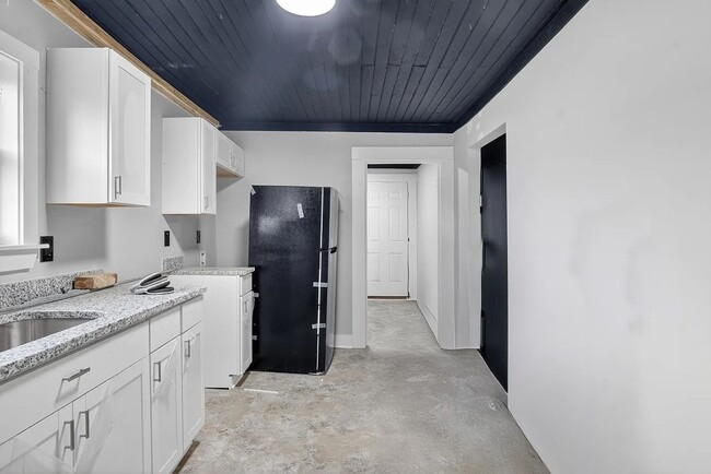 Building Photo - 124 N Mecklenburg Ave