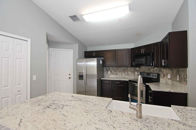 Building Photo - Renovated 4/2 Pool home in a cul-de-sac