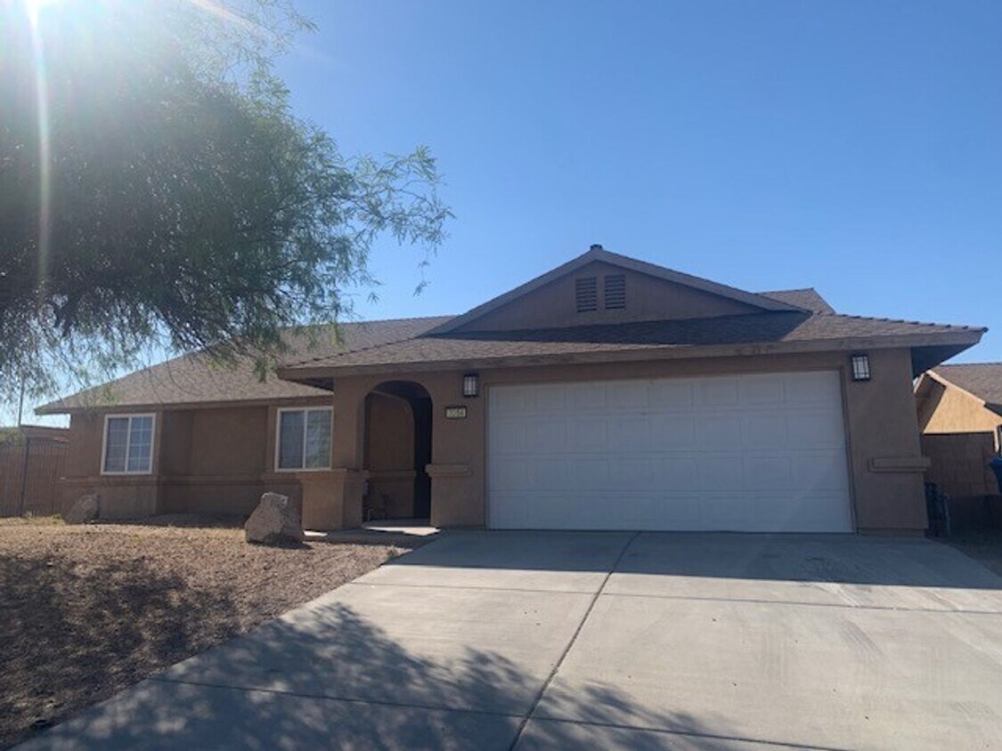 Primary Photo - Clean 3 Bedroom / 2 Bathroom House for Lea...