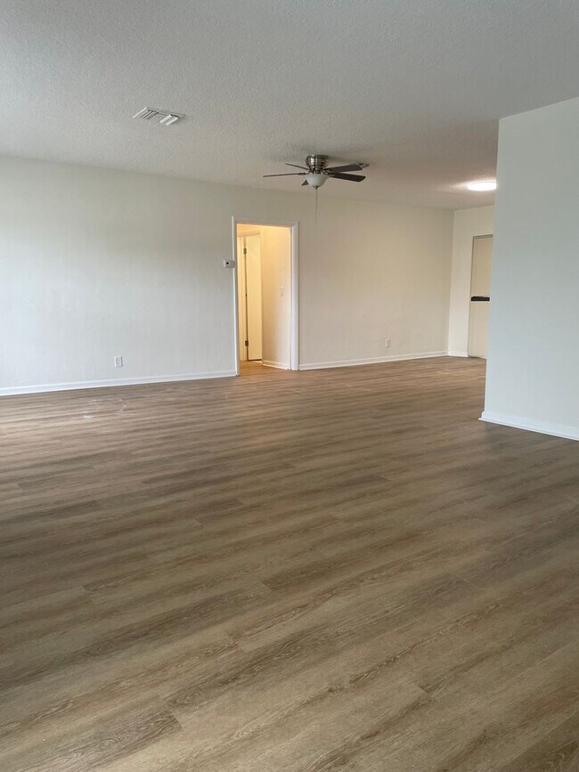 Building Photo - Hollywood Home