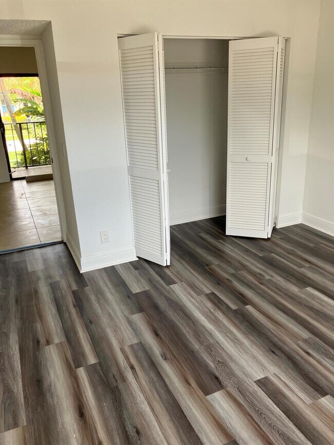 Building Photo - 1515 Lake Crystal Dr