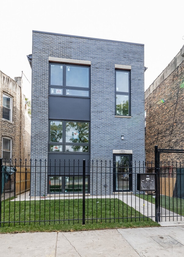 Foto principal - 721 N Hamlin Ave