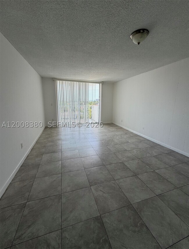 Foto del edificio - 2000 NE 135th St