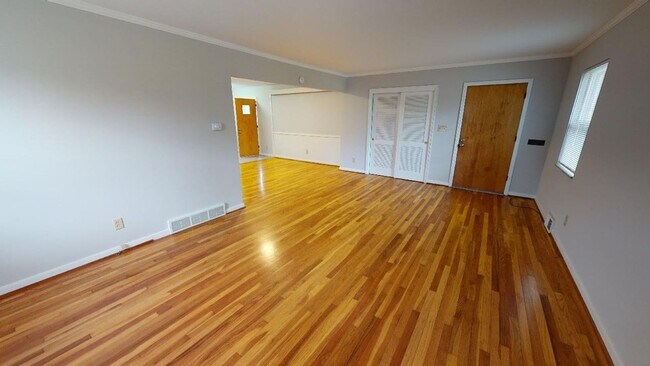 Foto del edificio - BEAUTIFUL and LARGE 2 Bedroom 1 Bath Apart...
