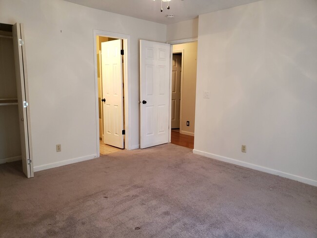 Building Photo - 2 Bed 2 Bath Home End Unit
