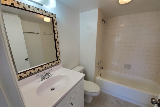 baño principal actualizado - Sherwood Square Apartments