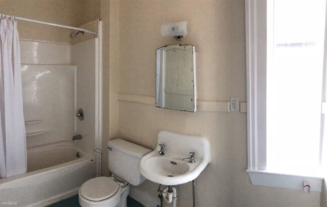 Building Photo - 2 br, 1 bath Apartment - 247 Burton St SW # 2