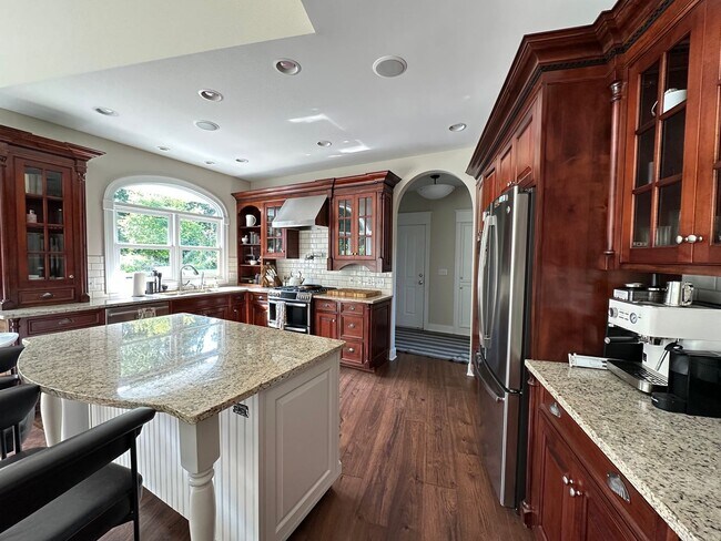 Building Photo - 5 Bedroom home on almost 2 acres