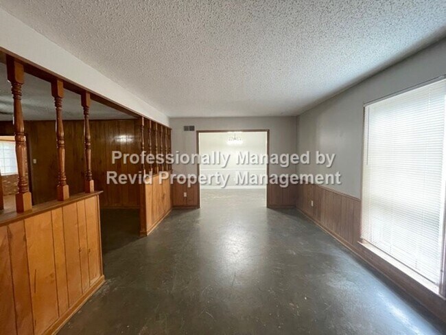 Foto del edificio - HUGE 3 bedroom with Master Suite!