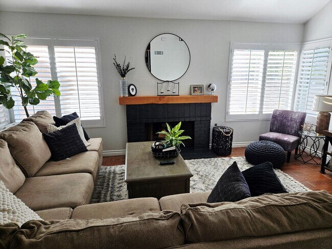 Foto del edificio - Moorpark College 3+3 single family home!