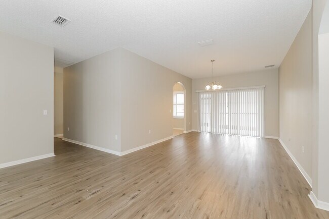 Foto del edificio - 243 Anson Dr