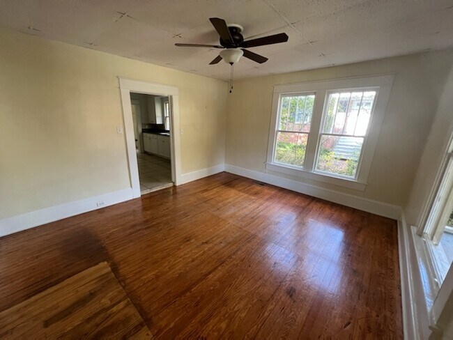 Foto del edificio - 2446 Wallace Ave