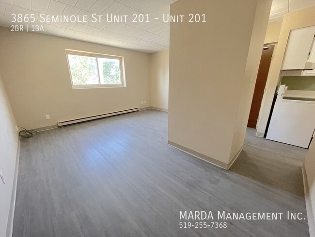 Building Photo - BRIGHT & SPACIOUS 2BEDROOM/1BATH UNIT ON S...