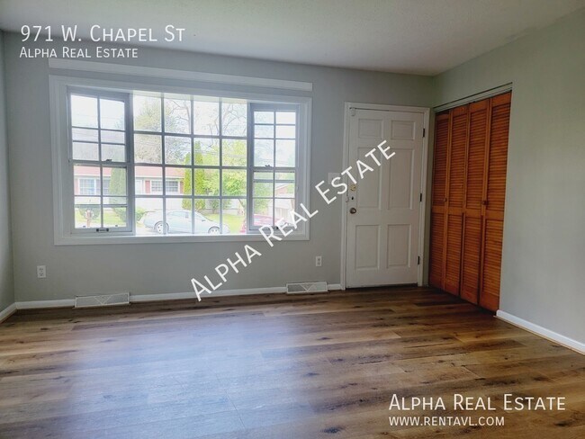 Foto del edificio - Pet friendly home with level fenced back y...