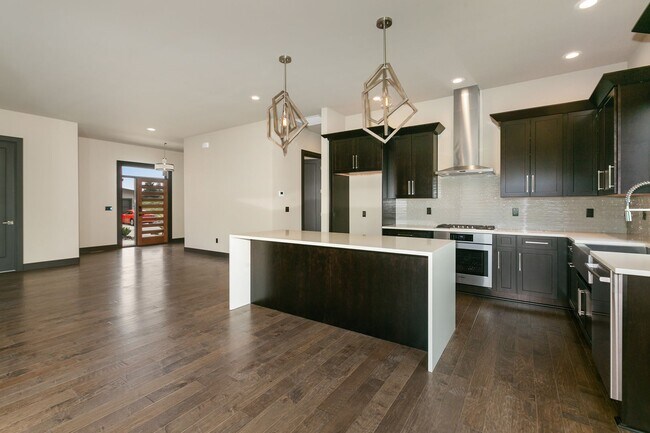 Building Photo - Luxury Home in Gated Community
