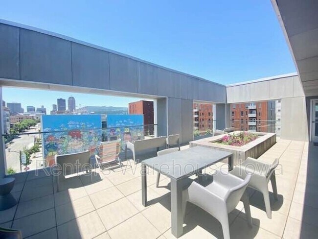 Foto del edificio - 350 E Locust St