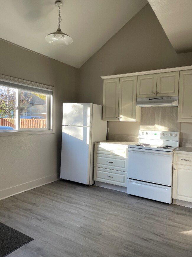 Foto del edificio - 2 bedroom, 1 bath now available in N Portl...