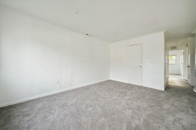 Building Photo - 2 bedroom $1000