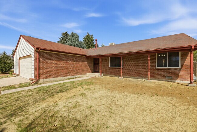 Foto del edificio - Huge Backyard - Remodeled 3 Bedroom 1.5 Bath Ready ASAP!