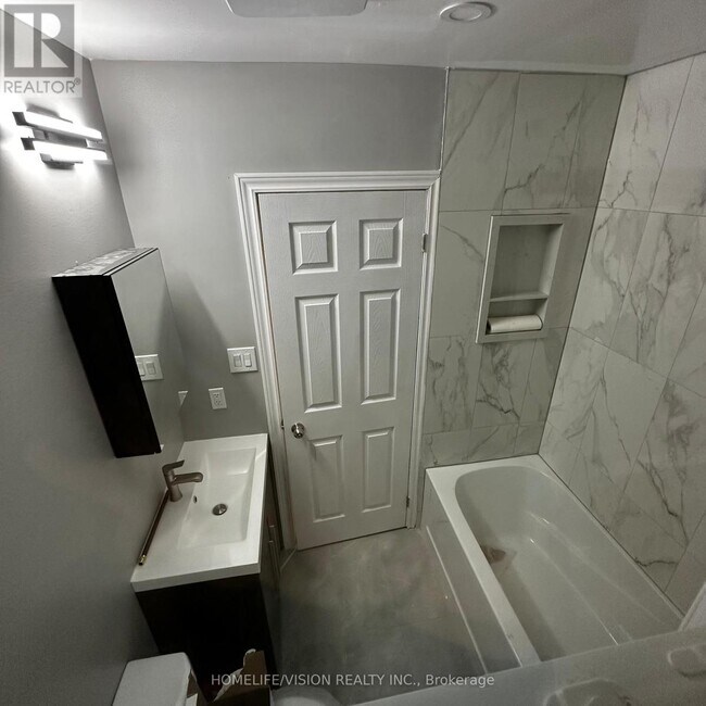 Photo du bâtiment - 2877A St Clair Ave E