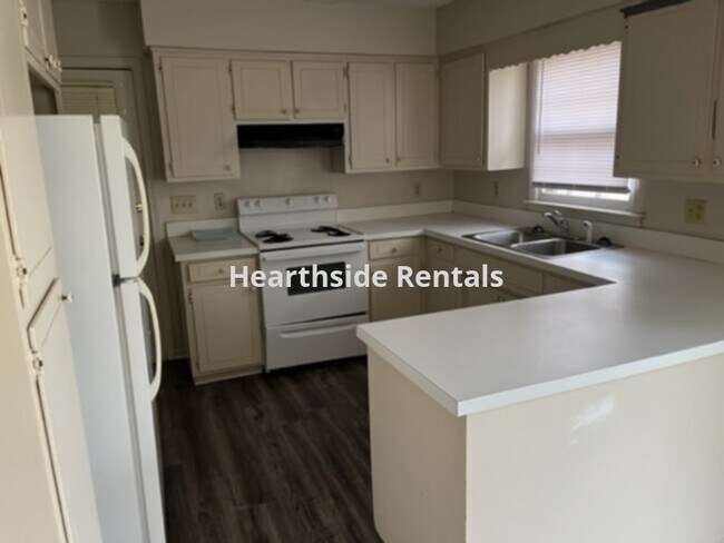 Building Photo - **3 Bedroom 2 Bath Single Family Home in D...
