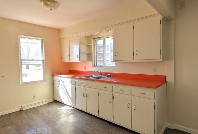 Building Photo - 1741 Roberts St, 3 bedroom house with base...