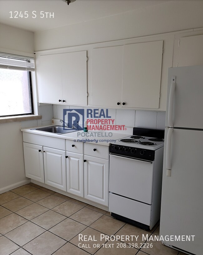 Building Photo - 2 bedroom 1 bathroom - Newly updated