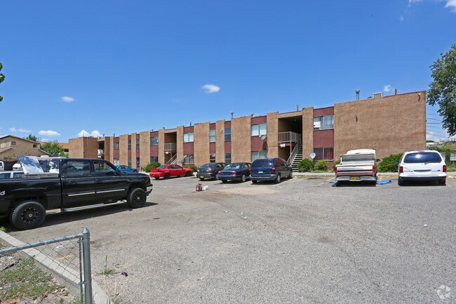 Foto del edificio - Updated Studio, one bedroom and two bedroom units