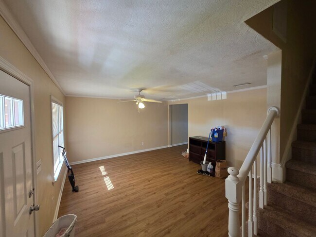 Foto del edificio - 3 BR 1.5 Bath Townhome located off Cedar road
