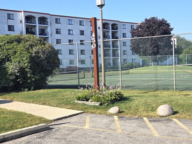 Foto del edificio - 450 Plum Creek Dr